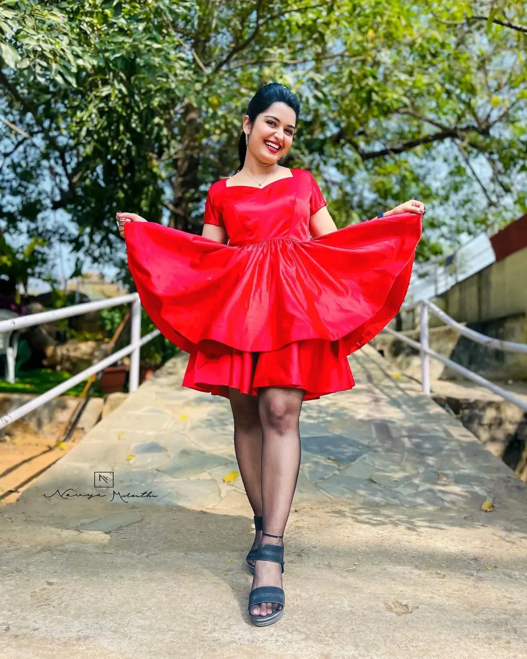 MAA TV ACTRESS PRIYANKA JAIN LONG LEGS SHOW IN MINI ORANGE SKIRT